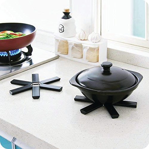 Foldable heat-resistant kitchen hot mat with non-slip design. Foldable heat-resistant kitchen hot mat with non-slip design.